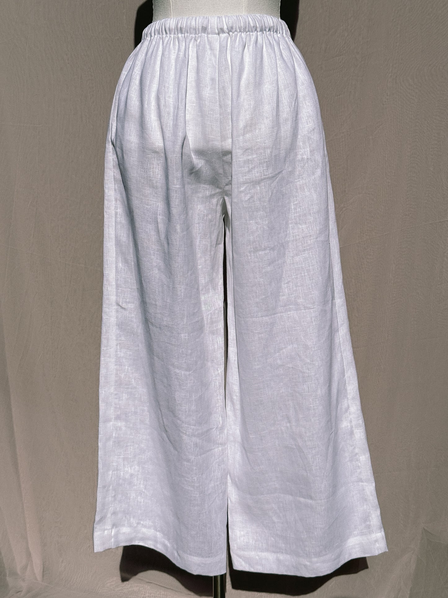 White wide-leg pants on a mannequin against a plain background