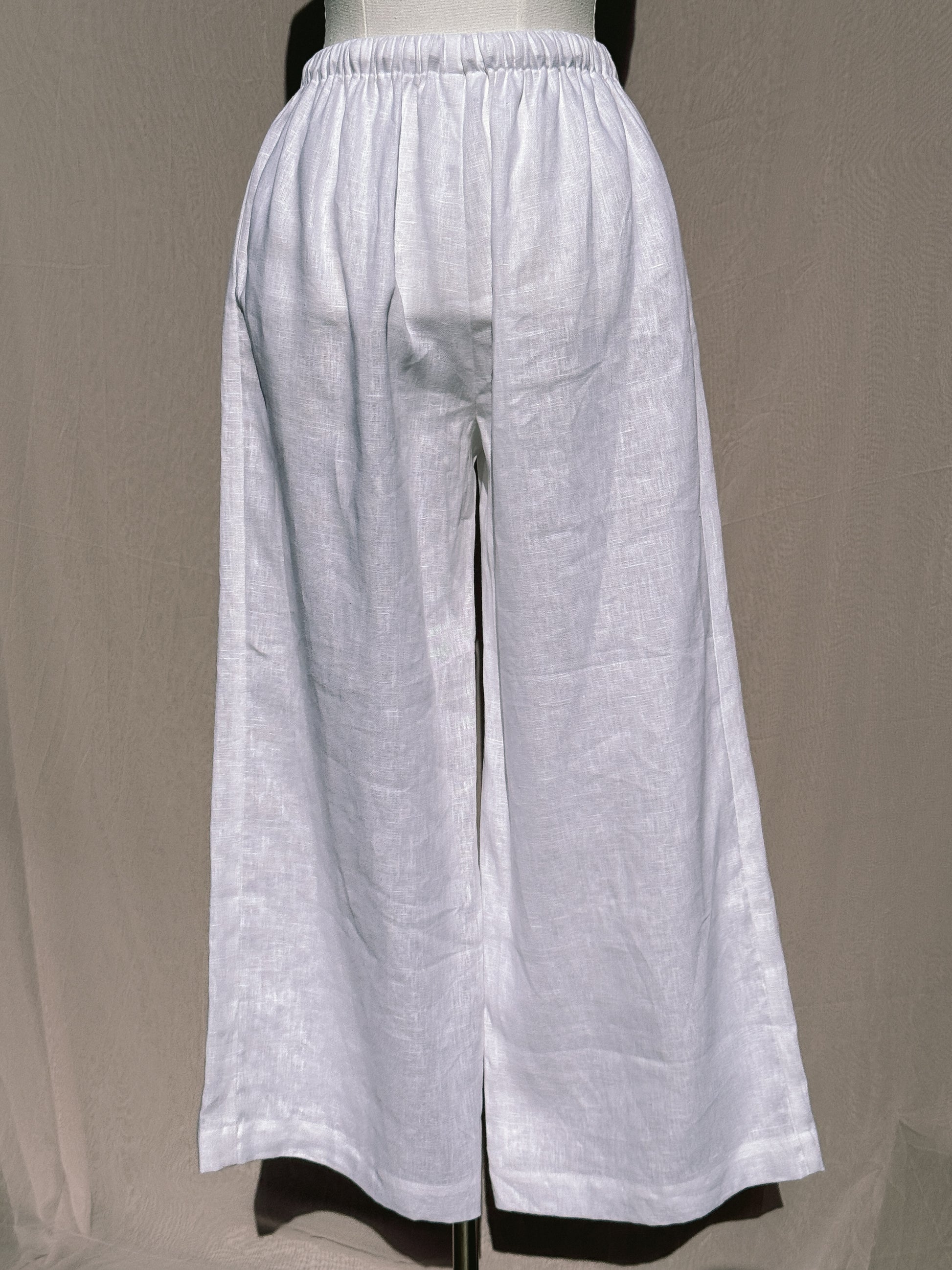 White wide-leg pants on a mannequin against a plain background