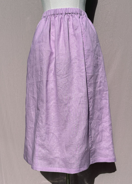 Lilac linen skirt with welt seams on a mannequin against a plain background